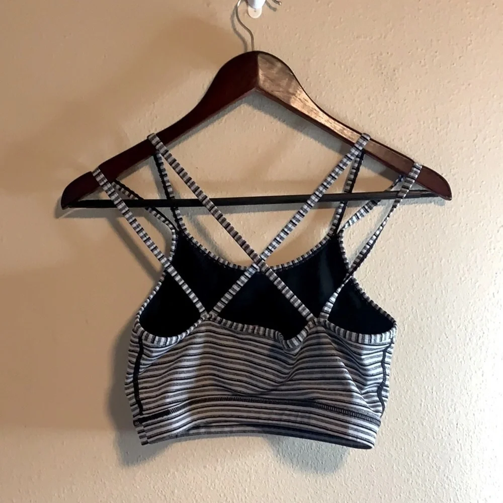 NWOT Monochrome Tiramisu Sports Bra Medium Striped Cross Back Stretchy Strappy